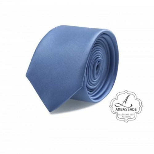Gladde glansende effen stropdas van satijn met een pochet voor een bruidegom of voor bij een jacquet in pastel tinten. Licht blauw