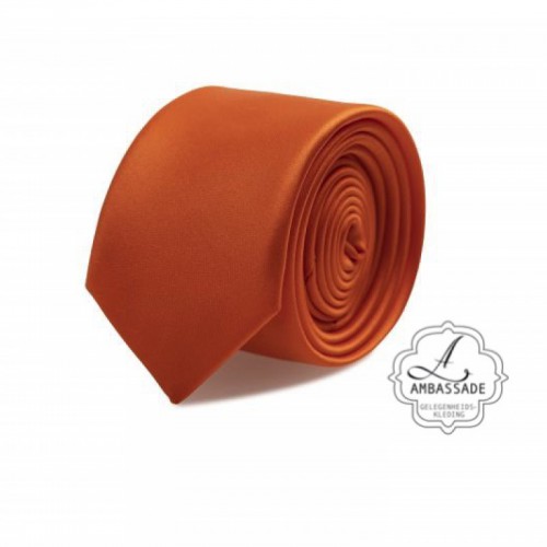 Gladde glansende effen stropdas van satijn met een pochet voor een bruidegom of voor bij een jacquet in pastel tinten. Oranje