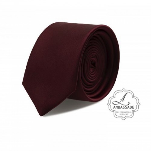 Gladde glansende effen stropdas van satijn met een pochet voor een bruidegom of voor bij een jacquet in pastel tinten. Bordeaux rood