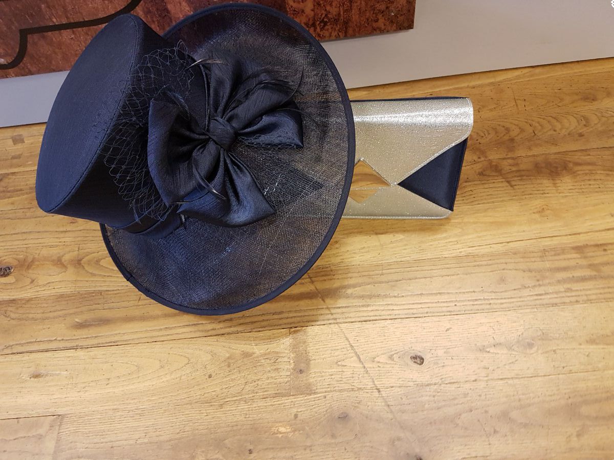donker blauwe/ navy kleurige hoed  €229,95