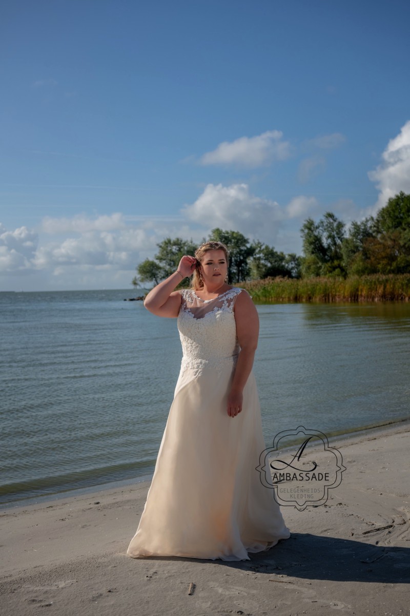 Bruid met grote maat op strand