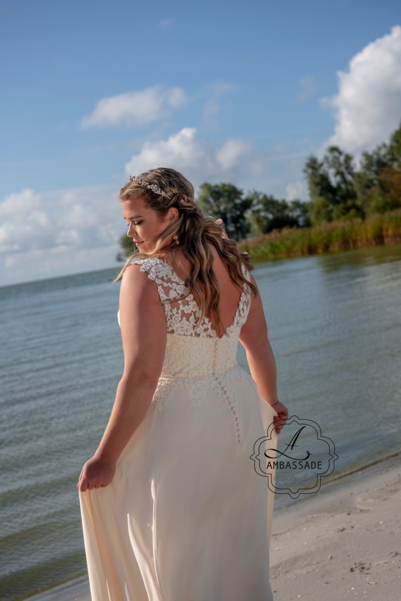 Bruid in grote maat op strand