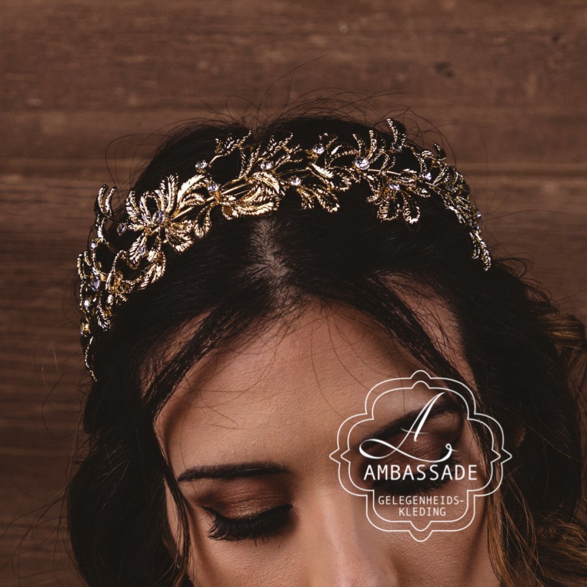 goudkleurige tiara met bladmotief in boho stijl