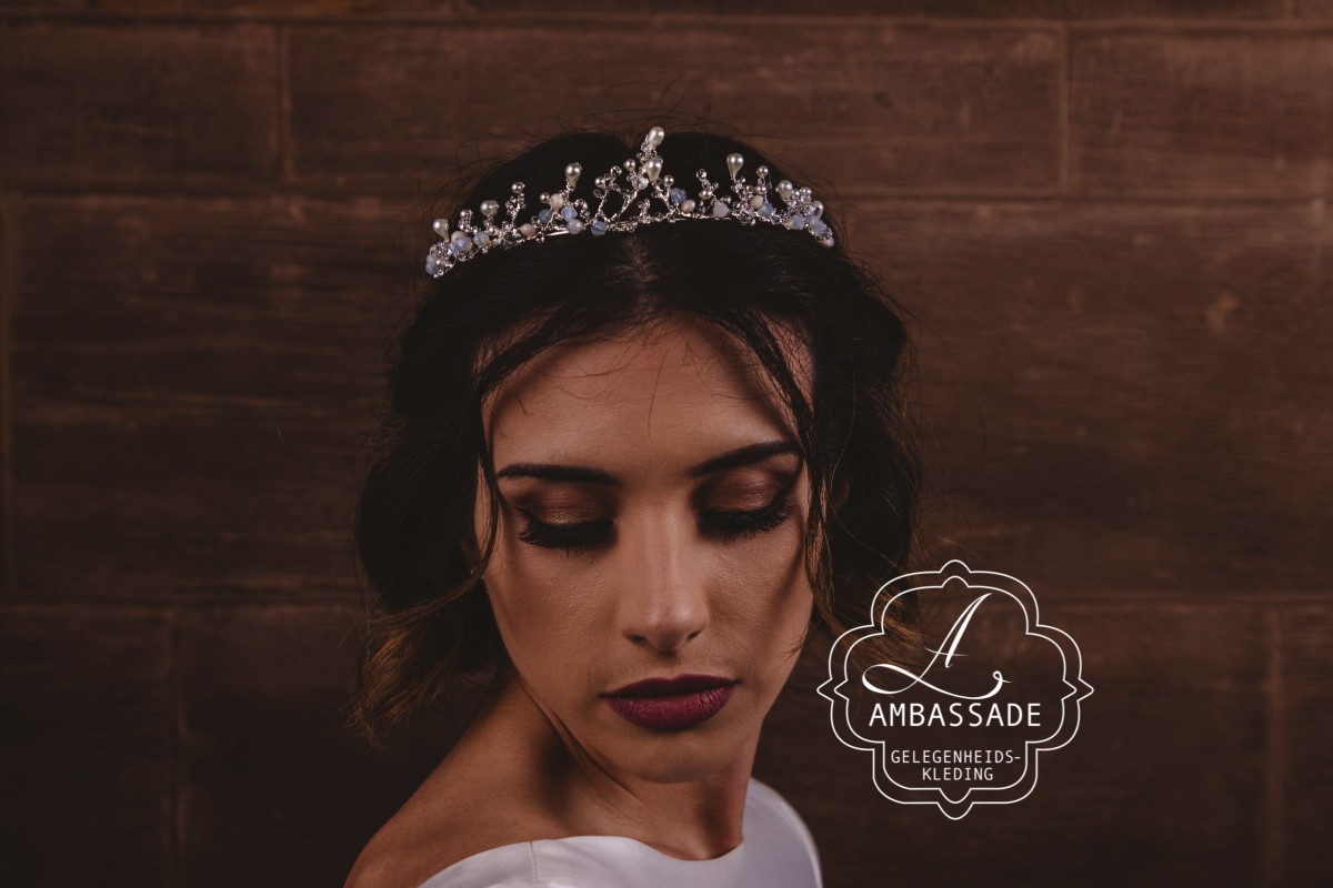 romantische tiara met gekleurde parels in fantasy stijl