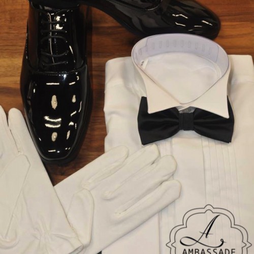 Witte of grijze handschoenen voor bij een jacquet of voor de carnaval.