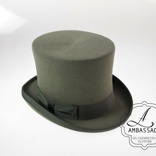 Hoge hoed of cilinderhoed welke bij een jacquet wordt gedragen